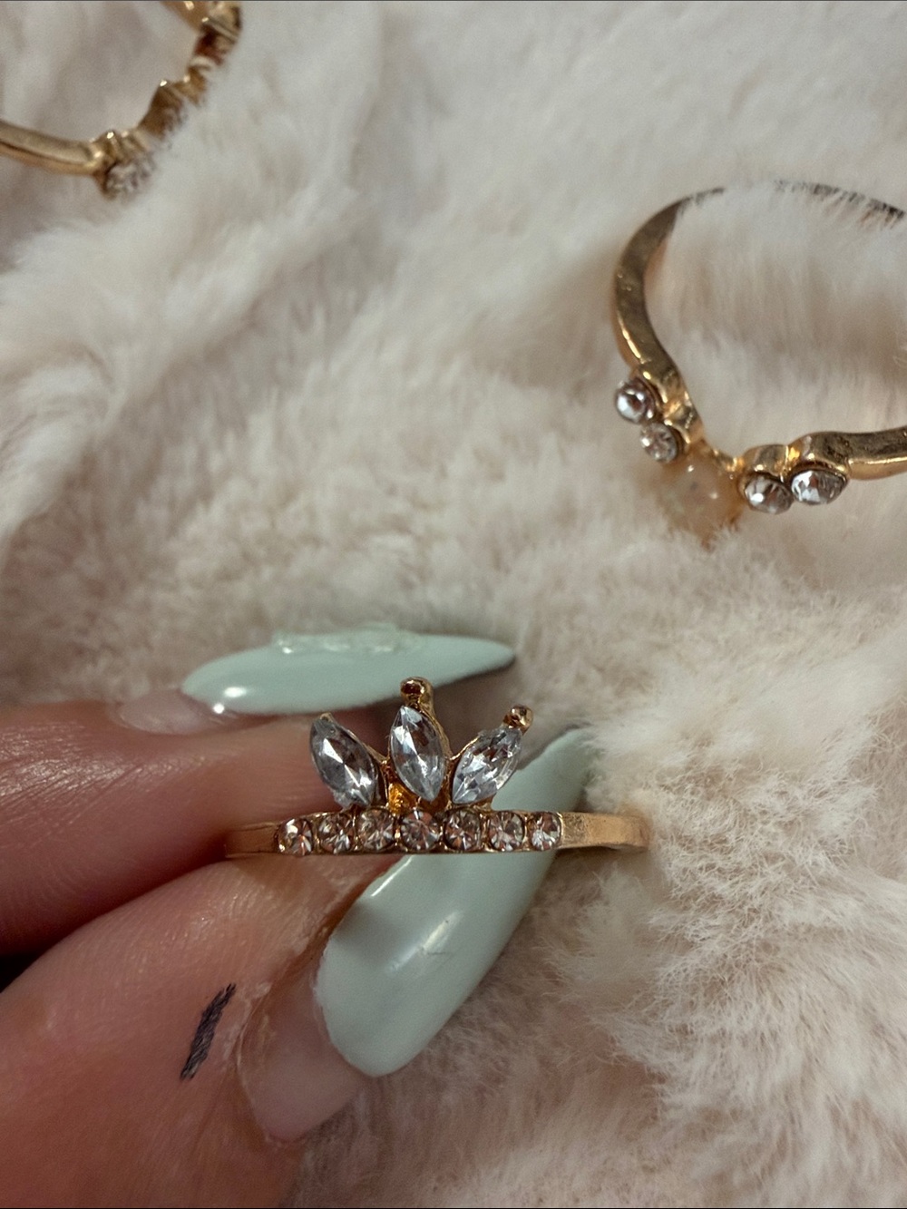 3/30$ Gold Tone Women's Stackable Ring Set - Elegant Crystal Accents - Picture 4 of 6
